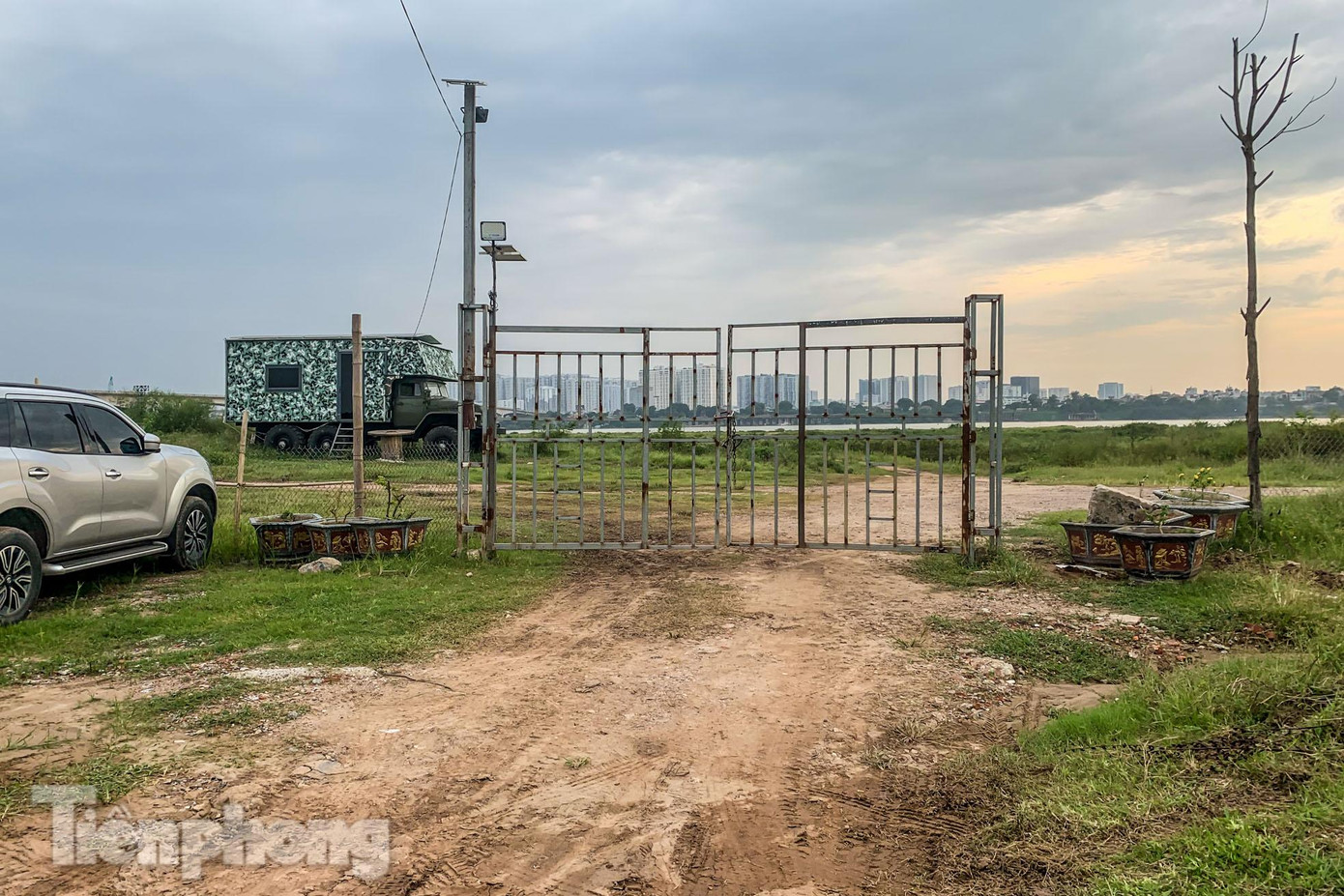 Cổng bên trong được khóa lại tại lối vào đường Thạch Cầu.