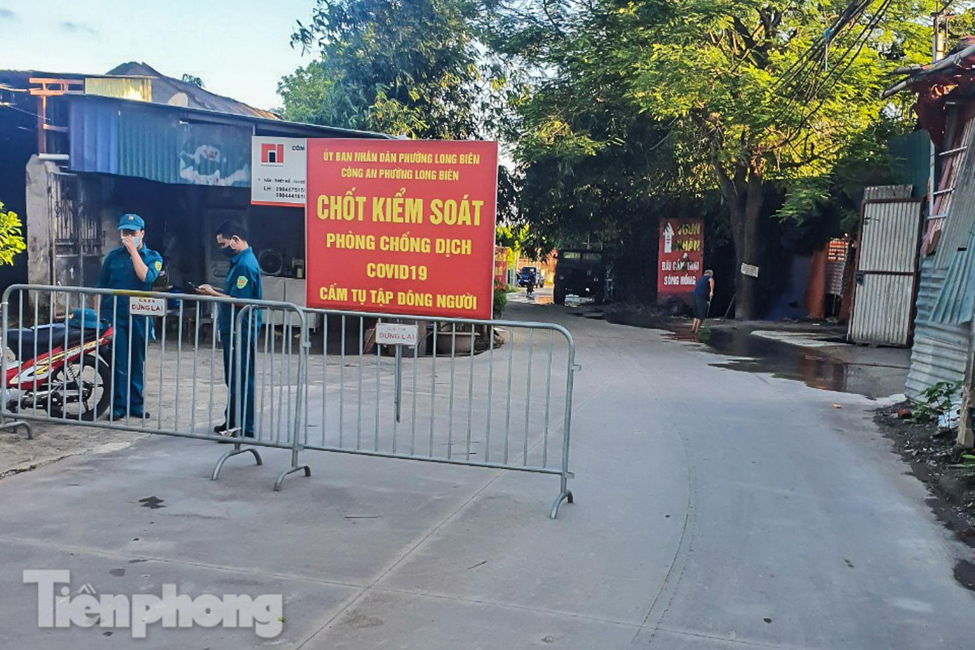 Theo ghi nhận của phóng viên, UBND phường Long Biên (quận Long Biên, Hà Nội) cùng lực lượng chức năng đã thiết lập 4 chốt kiểm soát phòng chống dịch COVID-19 để ngăn người dân tập trung tại chân cầu Vĩnh Tuy.