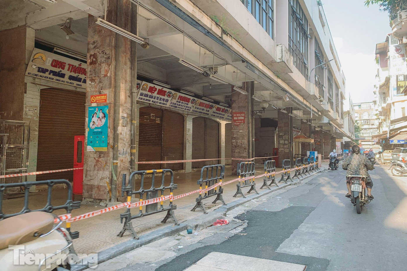 Tại khu vực chợ Đồng Xuân (quận Hoàn Kiếm), hoạt động của toàn bộ cửa hàng bán quần áo, đồ gia dụng vẫn đóng cửa im lìm.