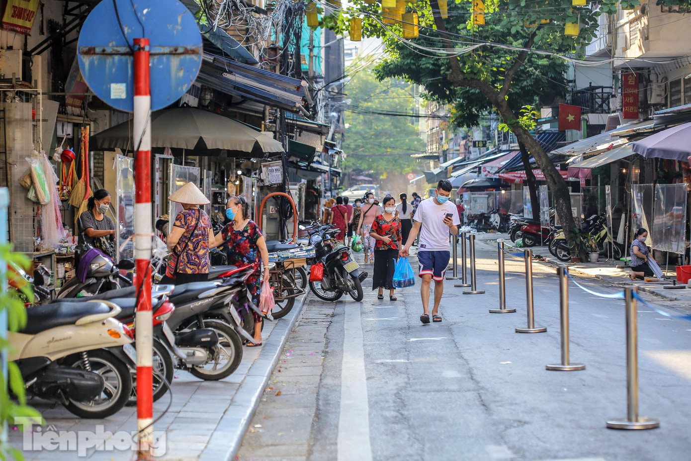 "Dù thành phố đã nới lỏng giãn cách, nhiều hoạt động quay trở lại nhưng người dân tới mua hàng tại chợ không còn được đông như trước nữa. Một phần chắc do tâm lý ngại những chỗ đông người, một phần khách bây giờ toàn đặt hàng online", chị Giang, một tiểu thương bán tại chợ chia sẻ.