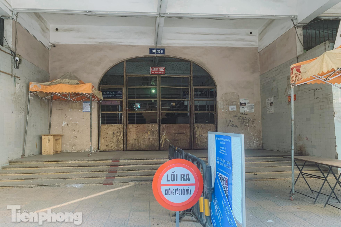 Các lối ra vào bên trong chợ đều "cửa khoá then cài".