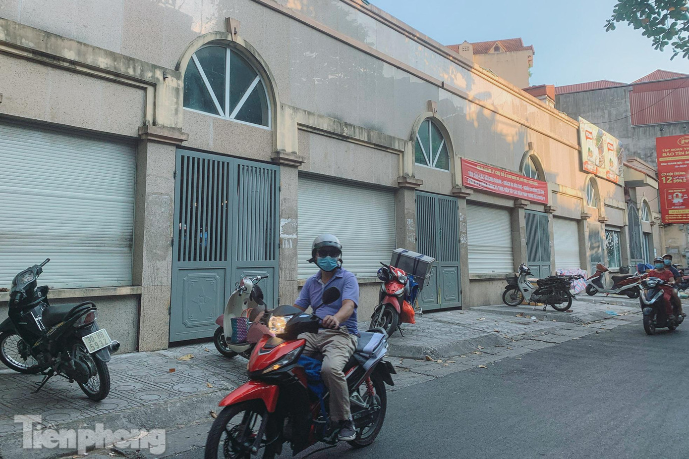 Các cổng lối đi vào chợ đều "im lìm", "khoá trái".