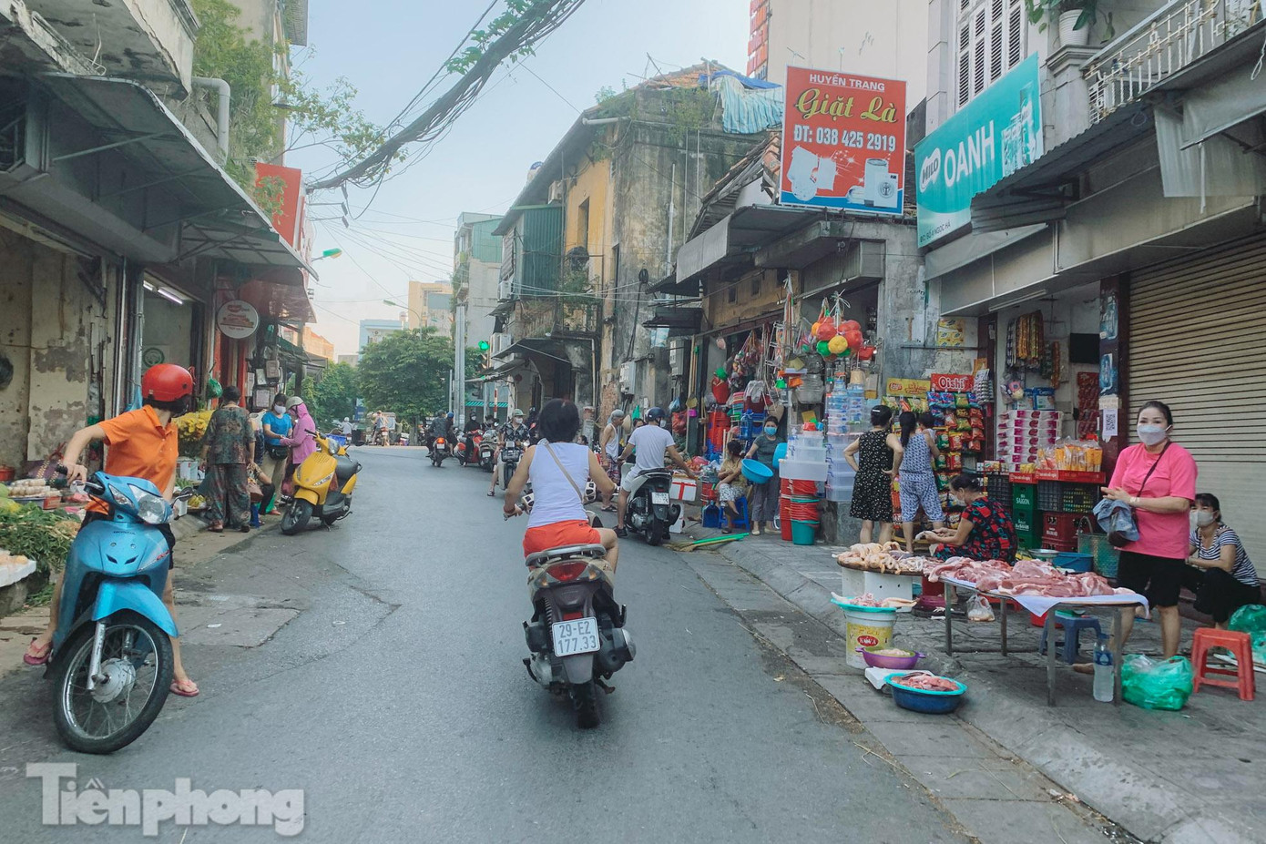 Chợ dân sinh họp tấp nập dọc hai bên vỉa hè bên ngoài chợ Ngọc Hà mà không có tấm chắn, mã QR theo quy định.