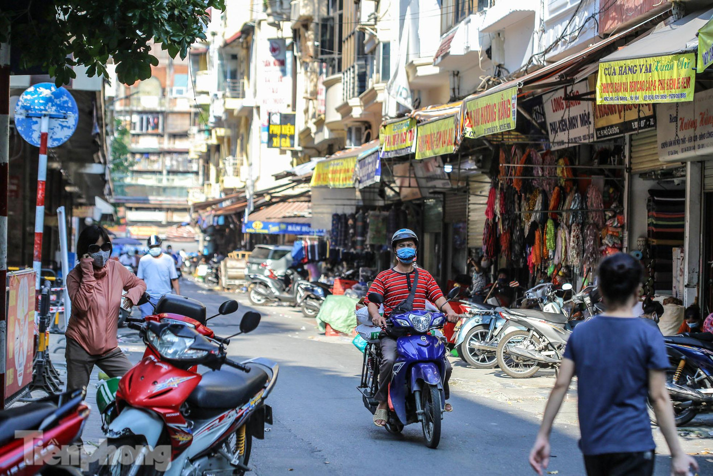 Bên ngoài chợ, các cửa hàng kinh doanh đều mở trở lại tấp nập sau khi nới lỏng giãn cách.