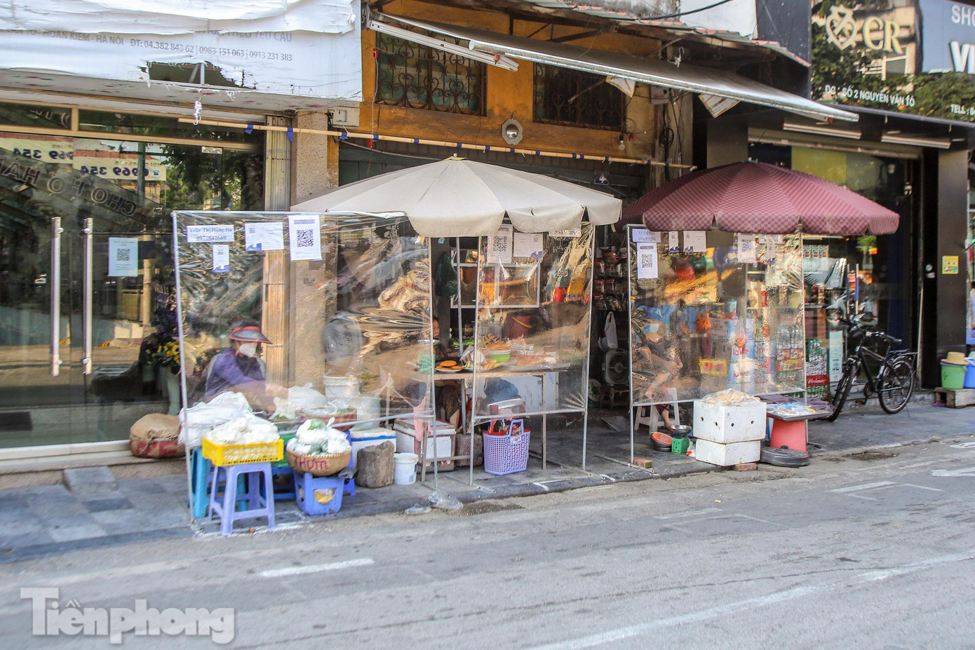 Các gian hàng đều được bố trí vách ngắn chống giọt bắn, mã QR và giữ khoảng cách giữa các gian hàng.