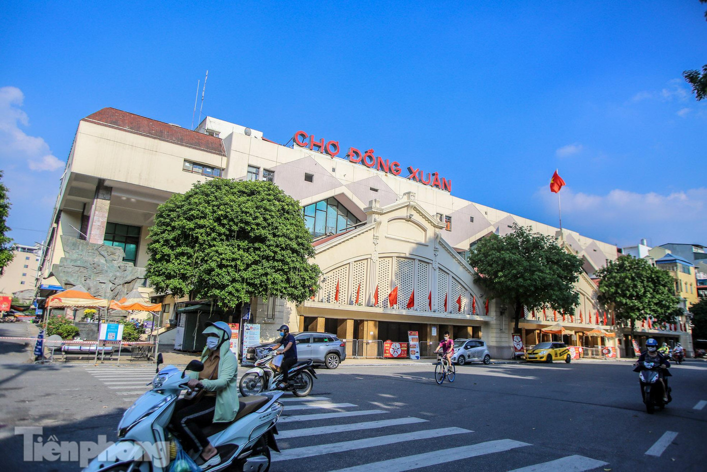 Từ ngày 21/9/2021, UBND TP Hà Nội điều chỉnh việc thực hiện các biện pháp phòng, chống dịch bệnh COVID-19 trong tình hình mới theo Chỉ thị 22. Theo đó, nhiều hoạt động, trong đó có hoạt động cung ứng hàng hóa, dịch vụ thiết yếu như chợ dân sinh được phép hoạt động trở lại.