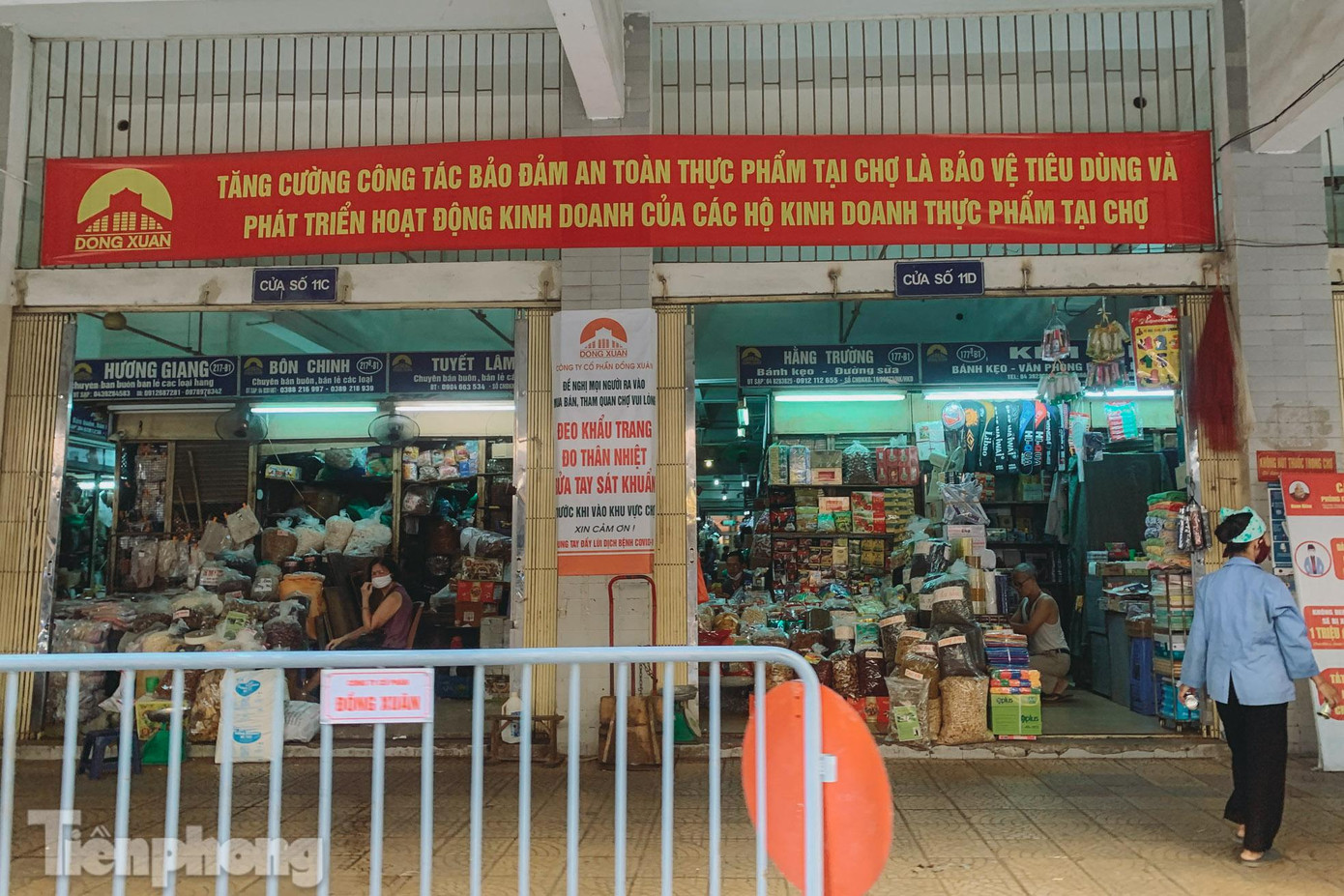 Một số cửa hàng bán đồ thiết yếu, lương thực thực phẩm còn mở tại chợ này.