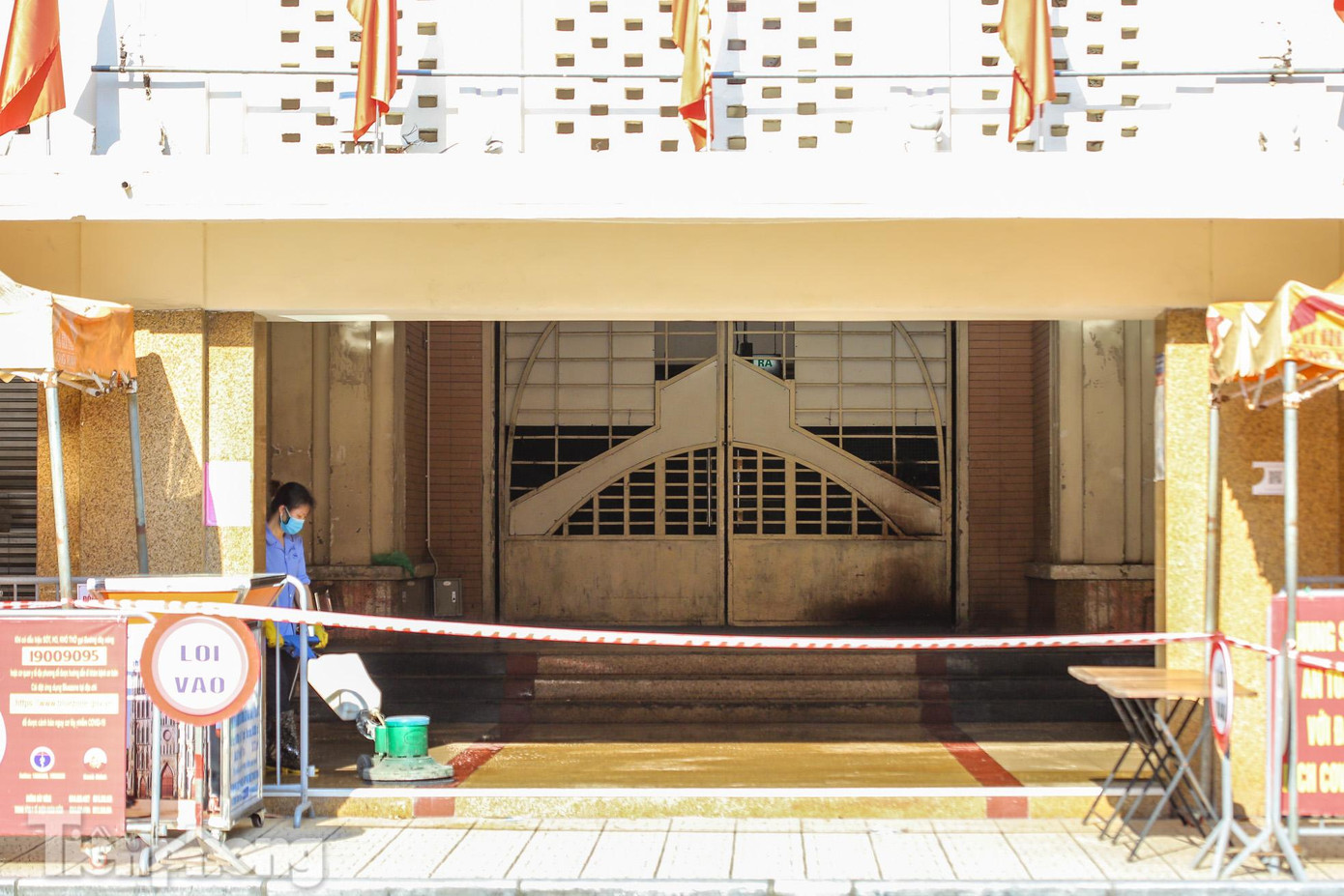 Tuy nhiên, theo ghi nhận của PV, bên cạnh những khu chợ trong nội thành đã hoạt động nhộn nhịp trở lại thì không ít những khu chợ vẫn "cửa đóng then cài", hoặc hoạt động dè dặt như chợ Đồng Xuân, chợ Hàng Da, chợ Hàng Bè, chợ Ngọc Hà...