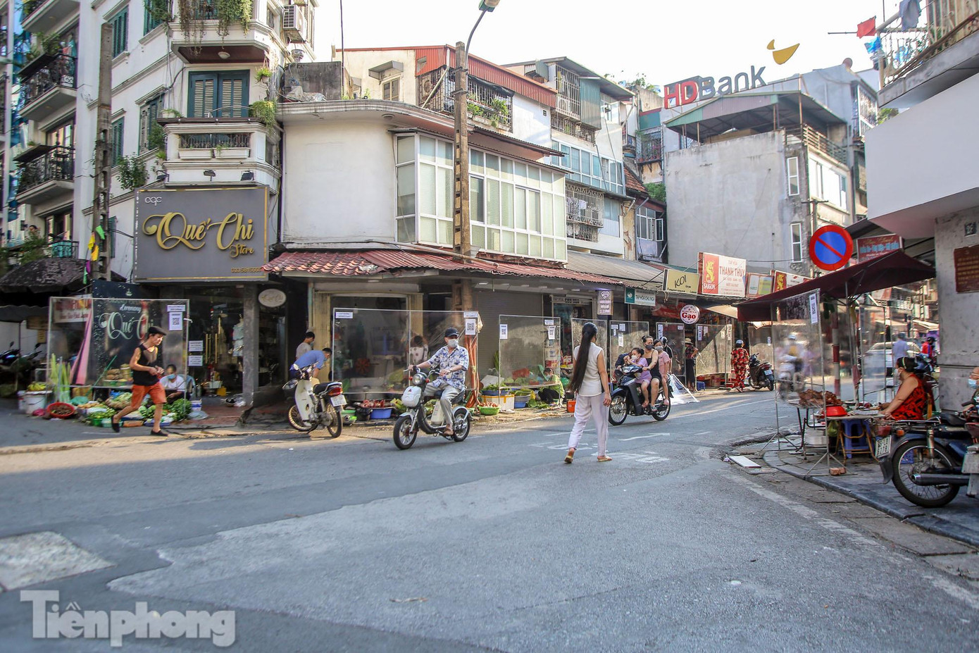 Trái ngược cảnh đóng cửa bên trong, phía bên ngoài quanh chợ xuất hiện nhiều ki-ốt bán hàng