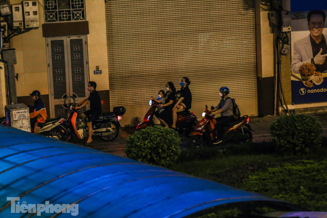 Một số phương tiện leo vỉa hè, đi ngược chiều bất chấp luật giao thông.