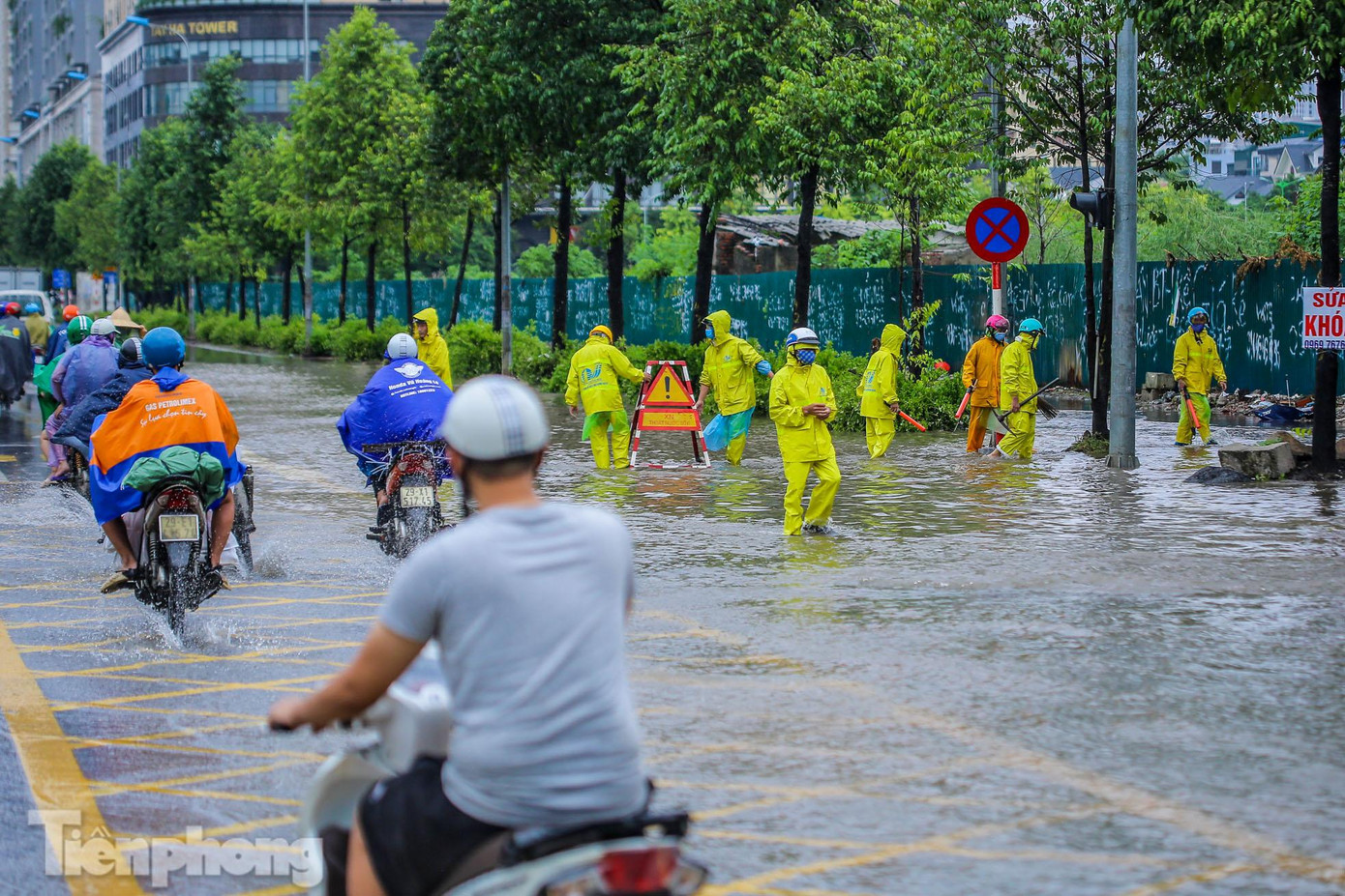 Nhân viên Công ty thoát nước Hà Nội xuất hiện tại các điểm nóng ngập úng.