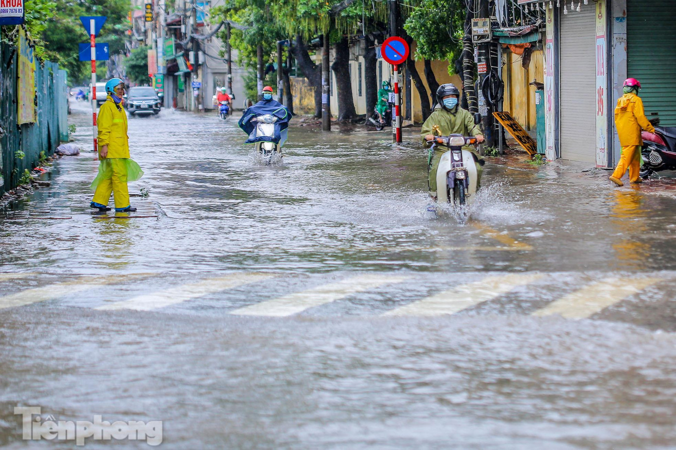 Các phương tiện đều di chuyển rất khó khăn.
