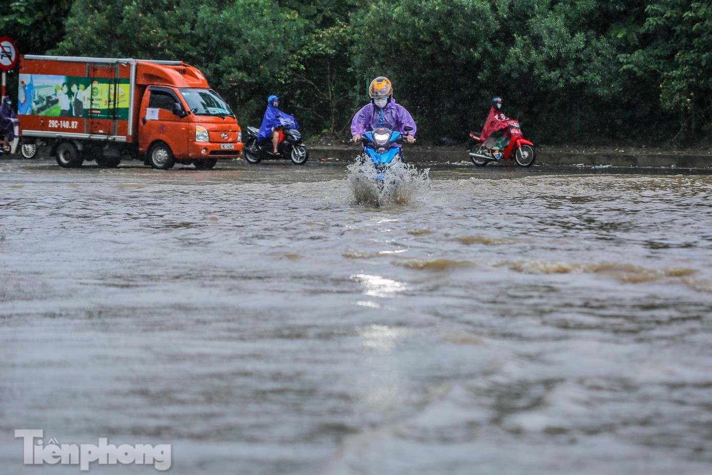 Xe máy "liều mình" lao vào biển nước lớn.