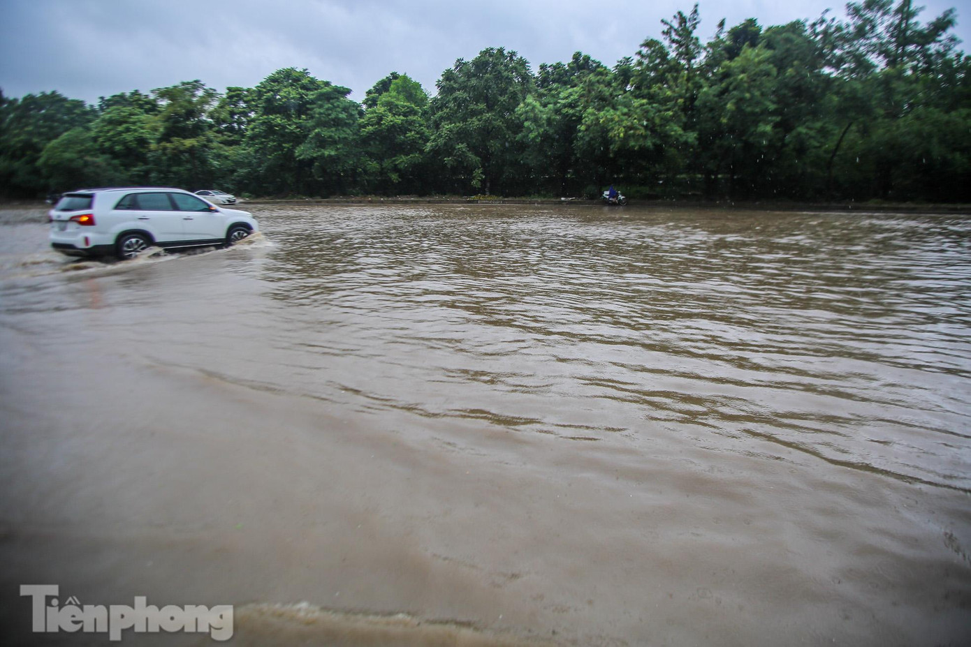 Nhiều tuyến đường tại cửa ngõ Thủ đô nhanh chóng ngập nặng.