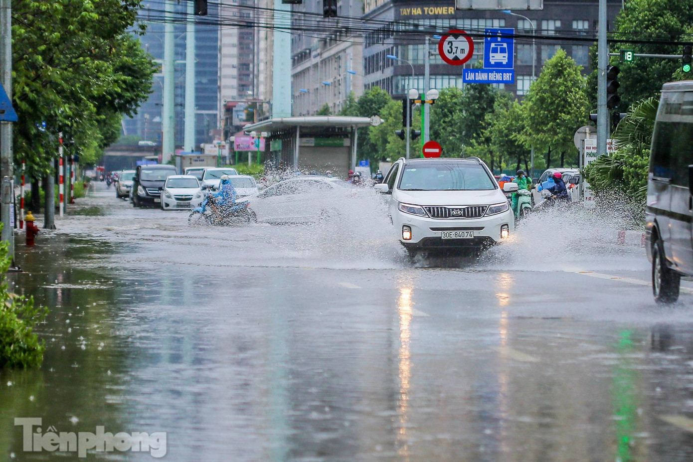 Ô tô 'rẽ sóng'.