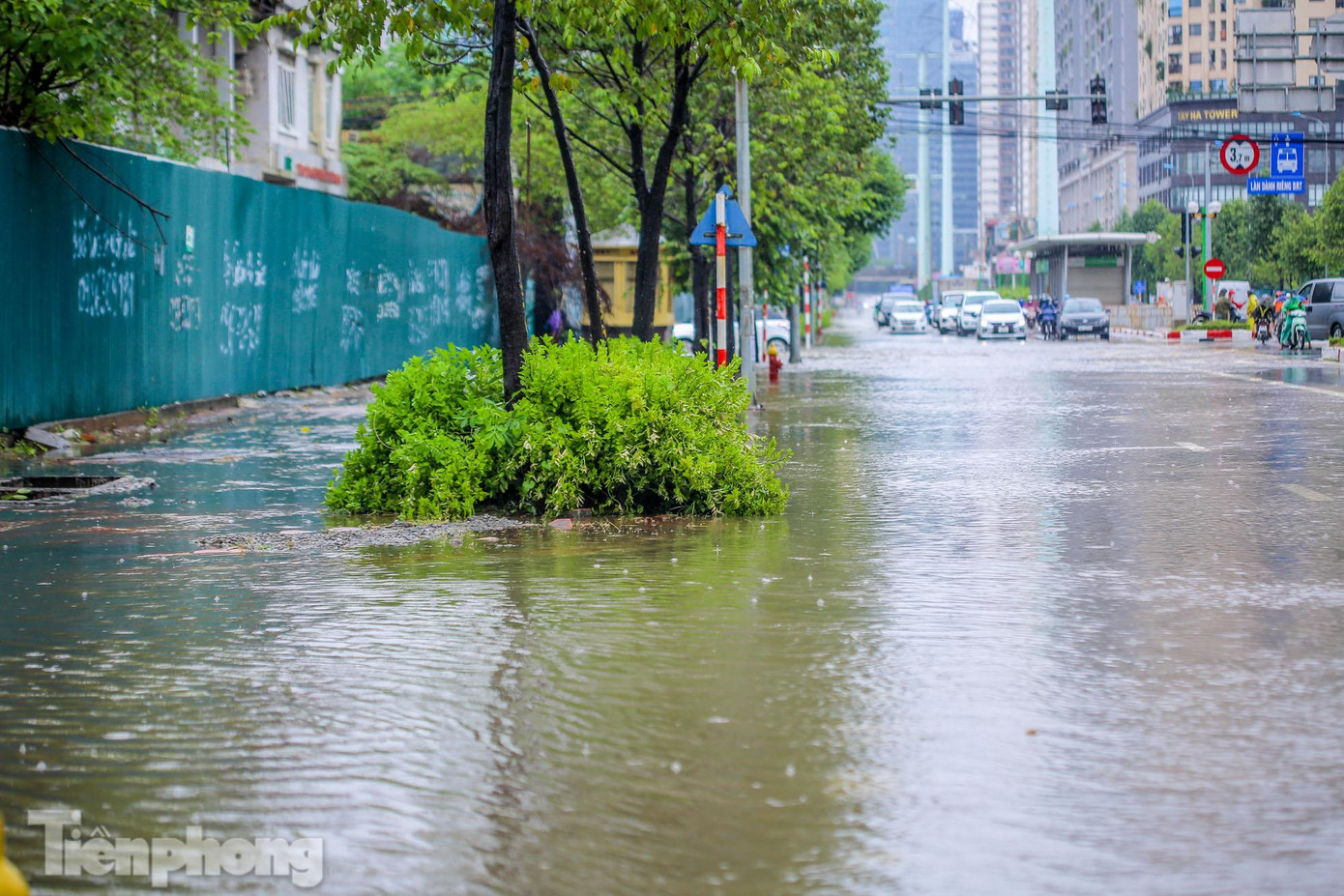 Nước ngập tràn vỉa hè có khả năng gây nguy hiểm cho người tham gia giao thông.