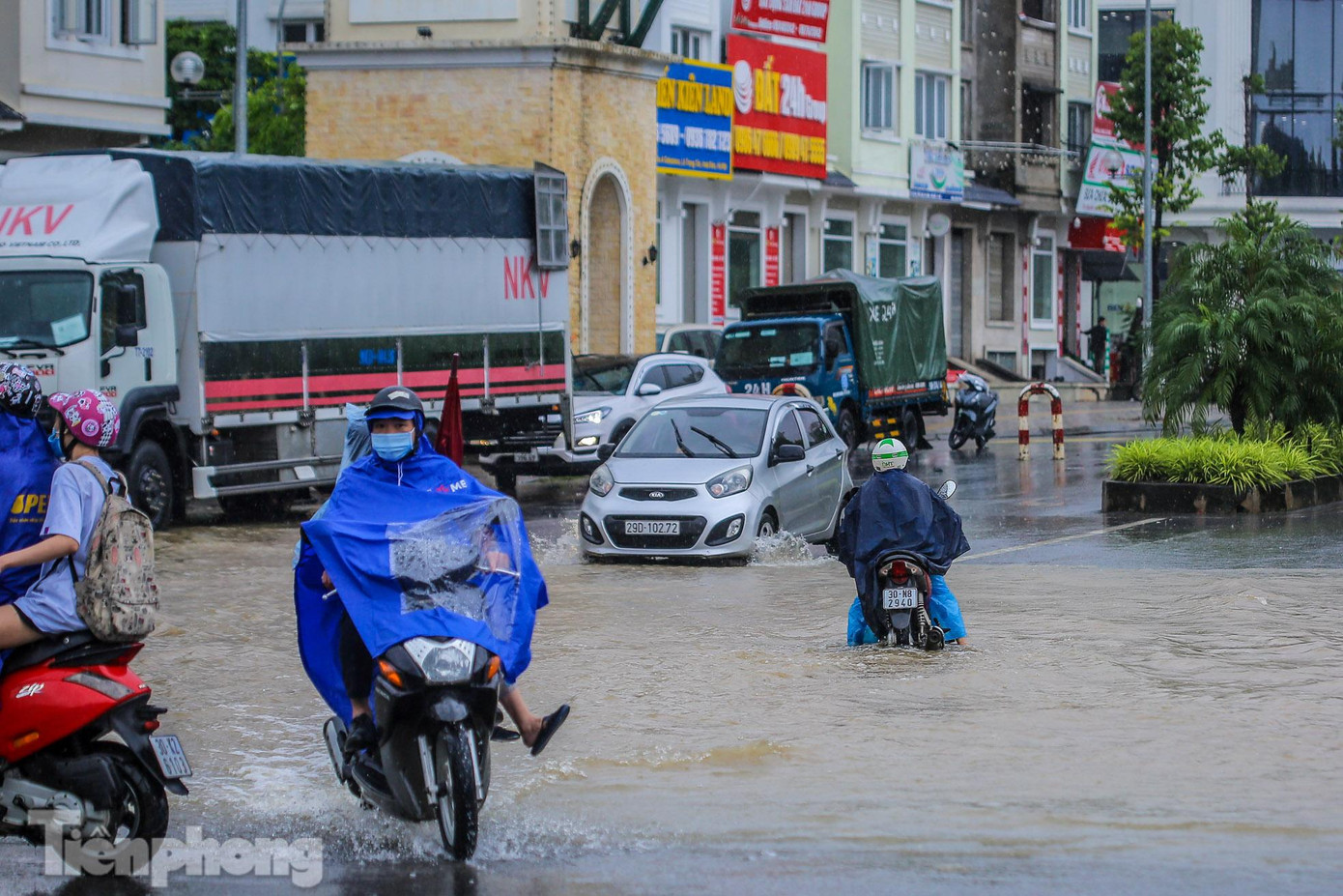 Theo Trung tâm Dự báo Khí tượng thủy văn quốc gia, thời tiết Hà Nội ngày và đêm 11/10 tiếp tục có mưa to đến rất to, trời lạnh với nhiệt độ thấp nhất phổ biến 20 - 22 độ C.