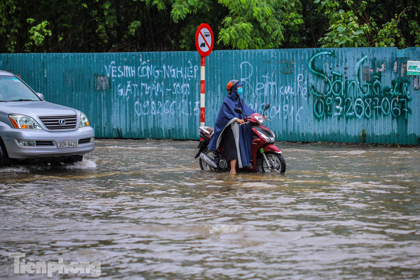 Hình ảnh ghi nhận vào sáng nay (11/10) trên đường Tố Hữu.