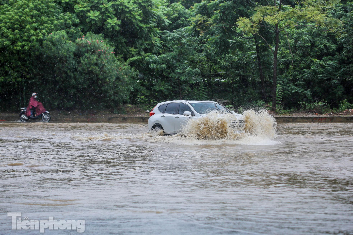 Tuyến đường Đại lộ Thăng Long chịu ảnh hưởng nặng nề sau trận mưa lớn kéo dài.