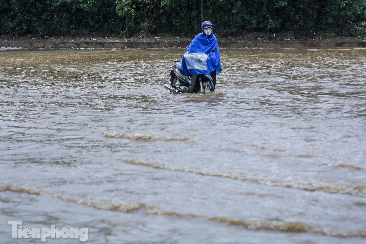 Nhiều xe máy bị hỏng nên người dân phải dắt phương tiện bì bõm lội qua chỗ nước sâu.