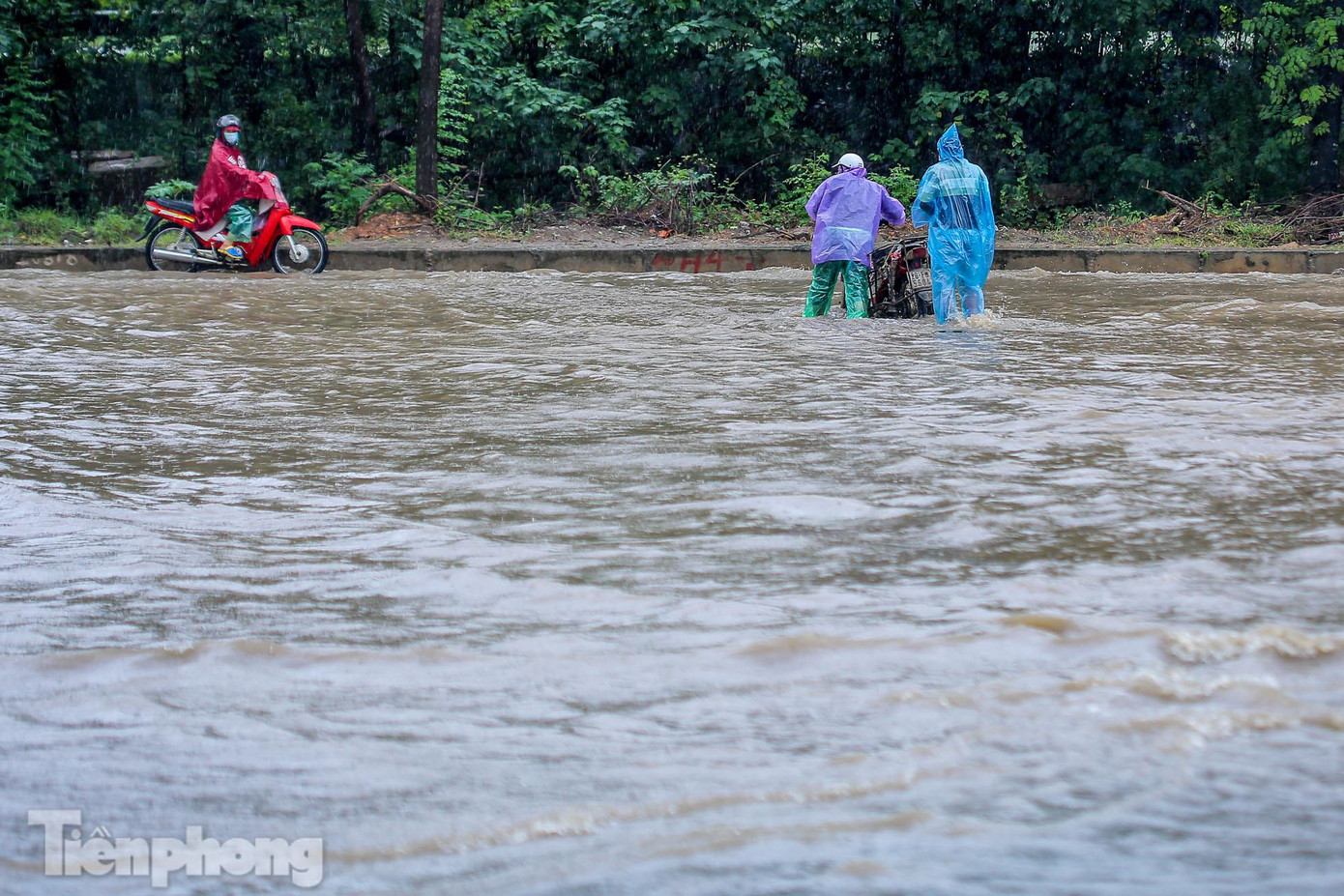 Nước ngập sâu khiến nhiều phương tiện chết máy.