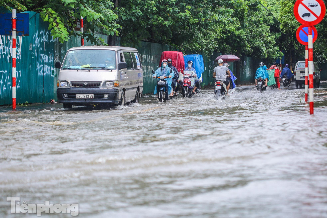 Nhiều đoạn ngập khoảng 20-30cm, có đoạn ngập lên hơn 50cm.