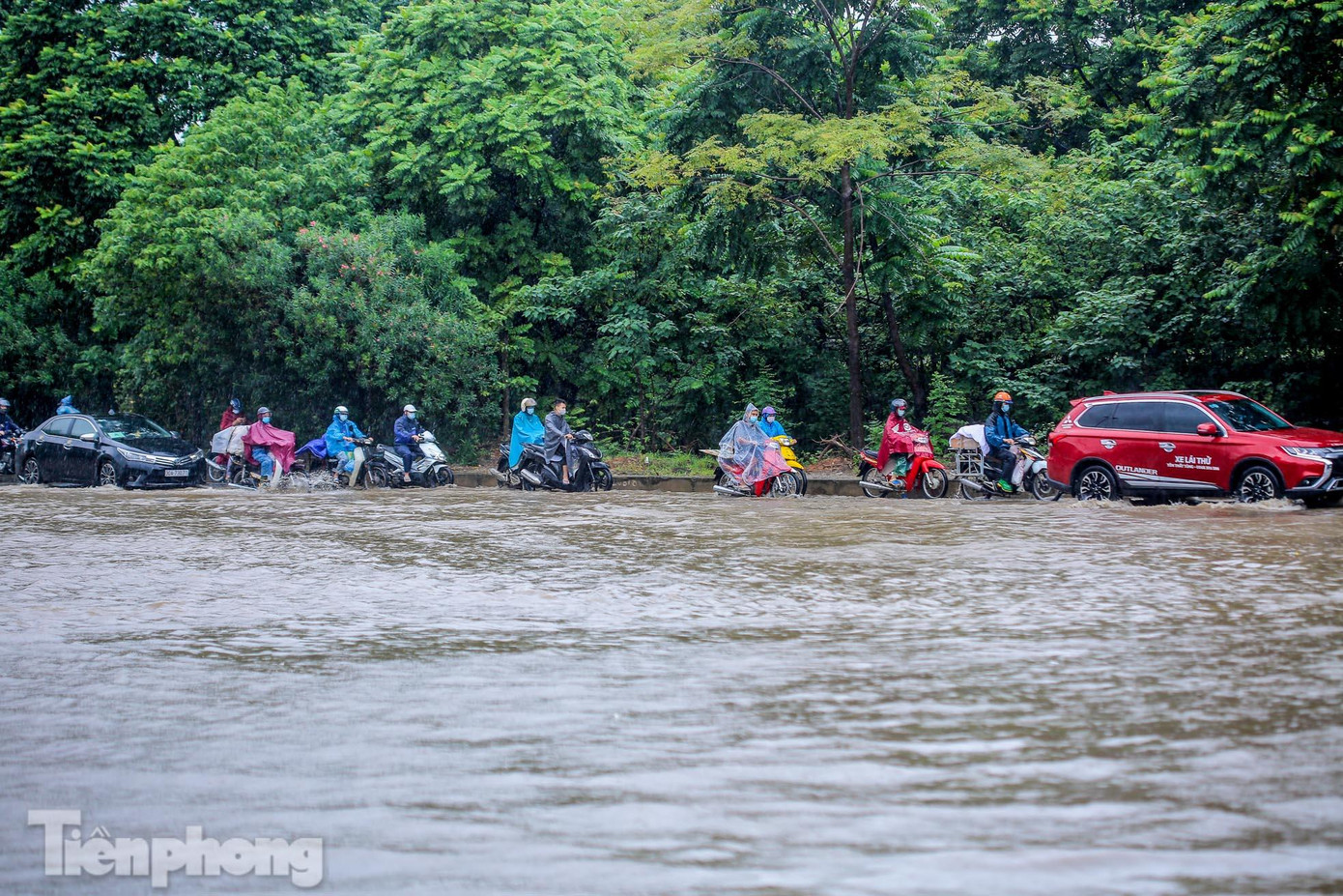 Các phương tiện đều di chuyển sát dải phân cách hòng tránh chỗ nước sâu.