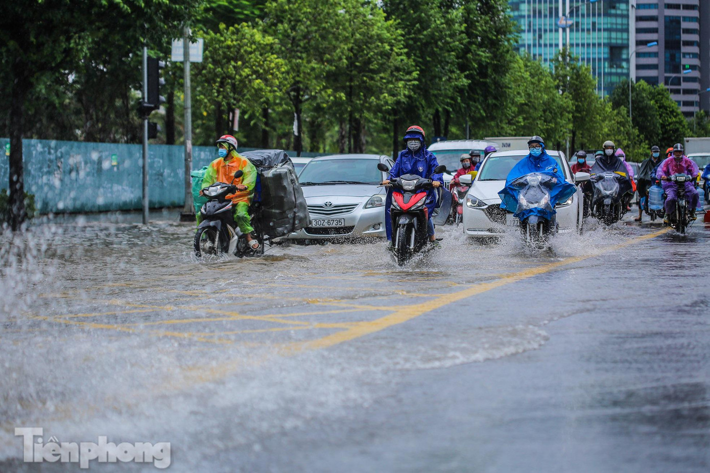 Các phương tiện lội bì bõm qua 'biển' nước.