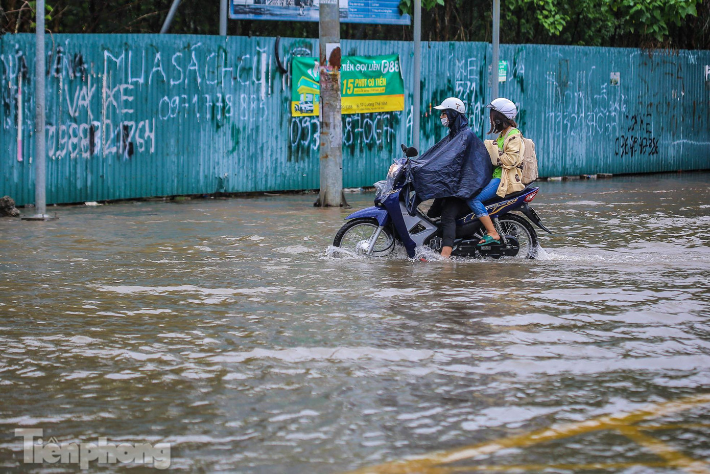 Theo người dân đây chia sẻ, mưa lớn kéo dài gây ngập tuyến đường này từ sáng sớm.