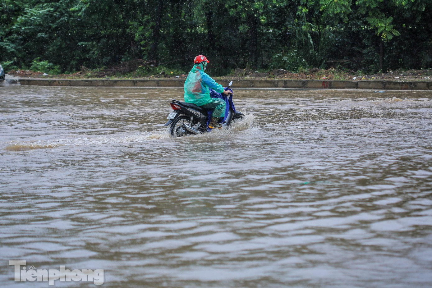 Có đoạn trên đường Đại lộ Thăng Long ngập sâu đến 1m.