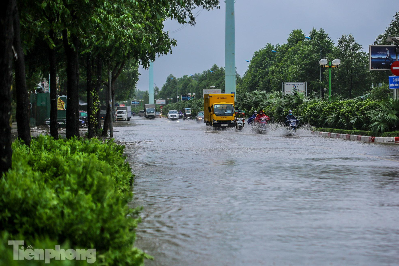 Do ảnh hưởng của hoàn lưu bão số 7, những trận mưa lớn kéo dài liên tiếp trong hai ngày qua đã khiến nhiều tuyến đường lớn như Đại lộ Thăng Long, Tố Hữu, vành đai 3... ngập sâu trong nước.