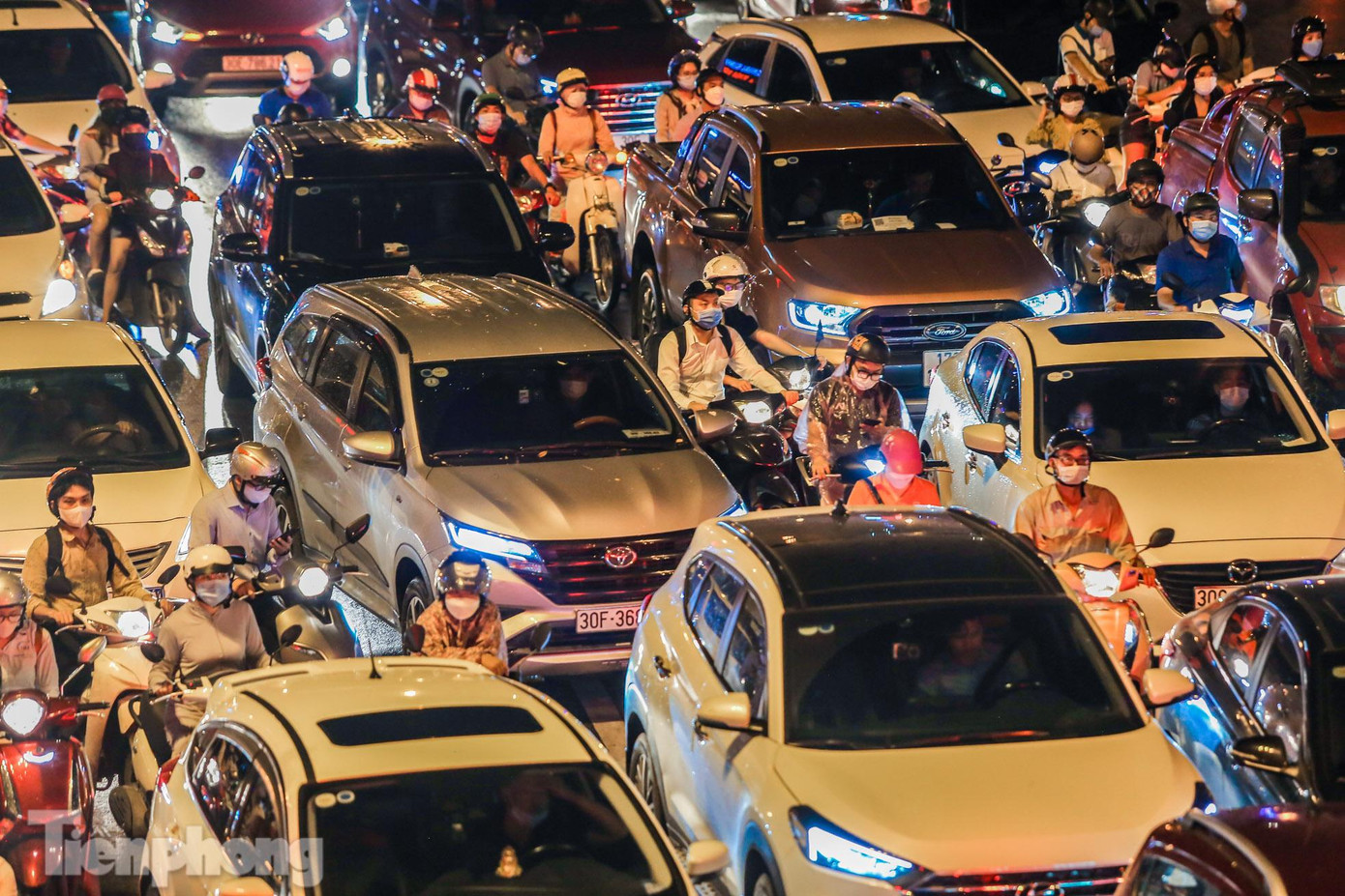 Các phương tiện chỉ có nhích từng bước khi đi qua khu vực trên.