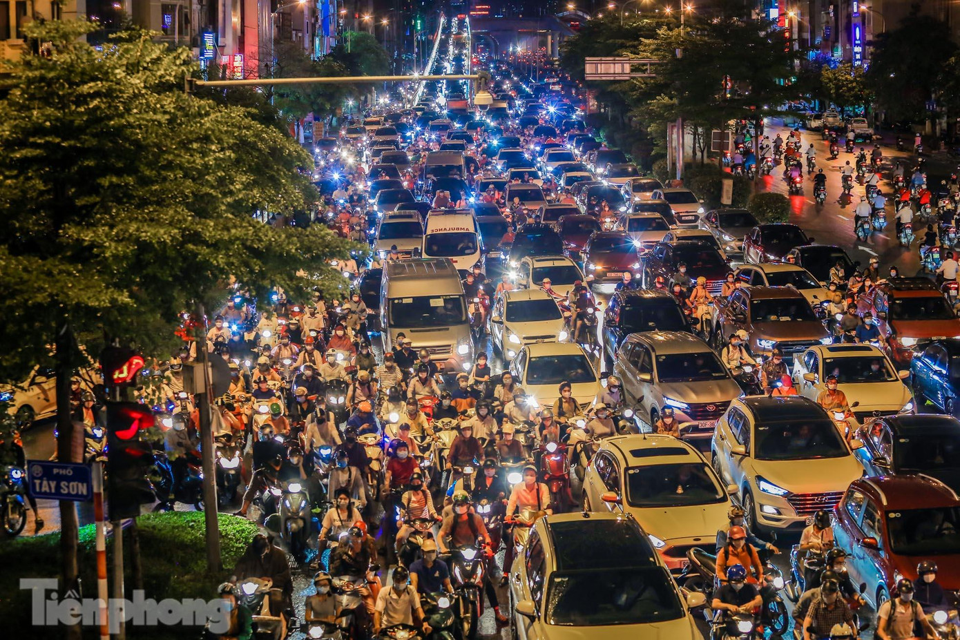 Cơn mưa lớn kéo dài khiến đường phố sau đó trở nên tắc nghẹt. Trong ảnh: tuyến phố Trường Chinh ùn tắc lúc 18h.