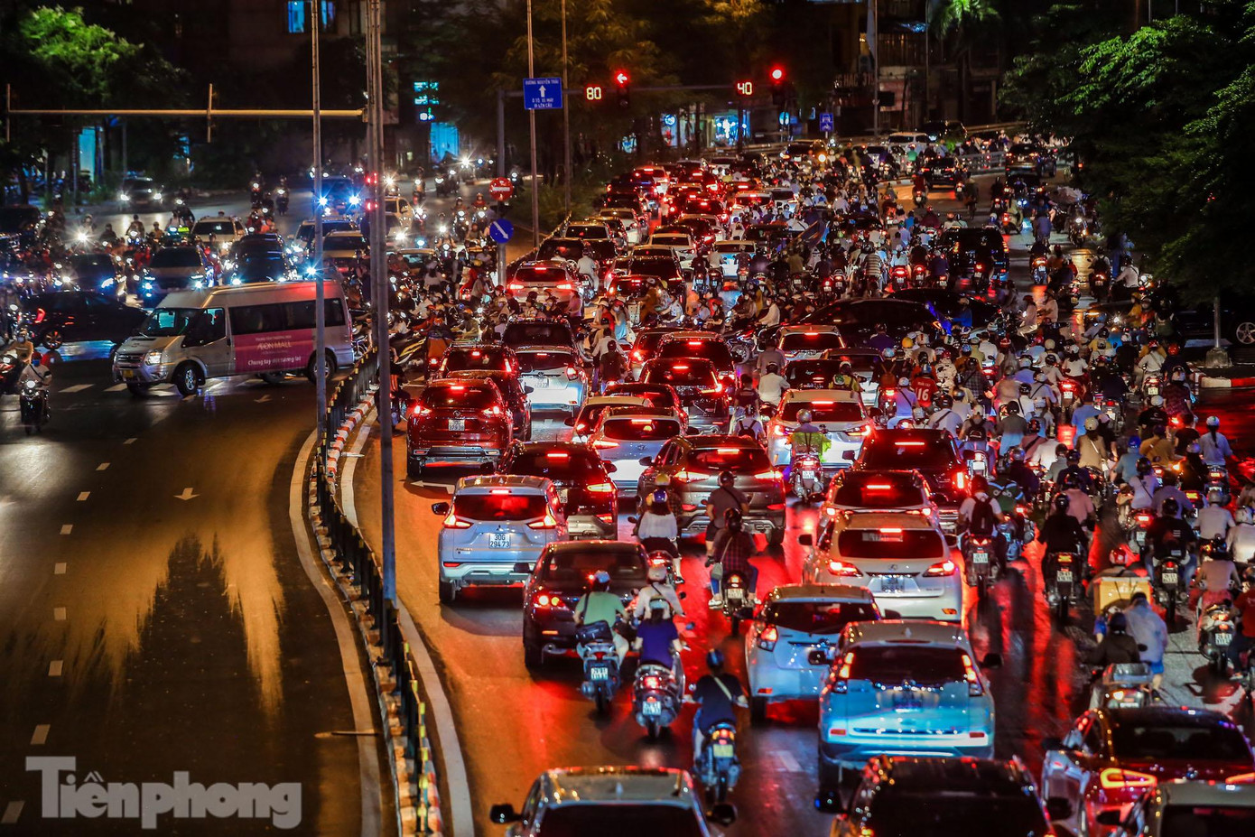 Giao thông "nóng" lên sau thời gian dài giãn cách xã hội.