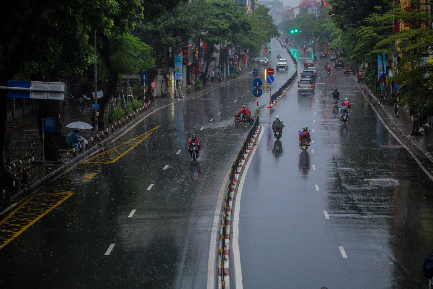 Mưa nặng hạt, các phương tiện di chuyển khó khăn.