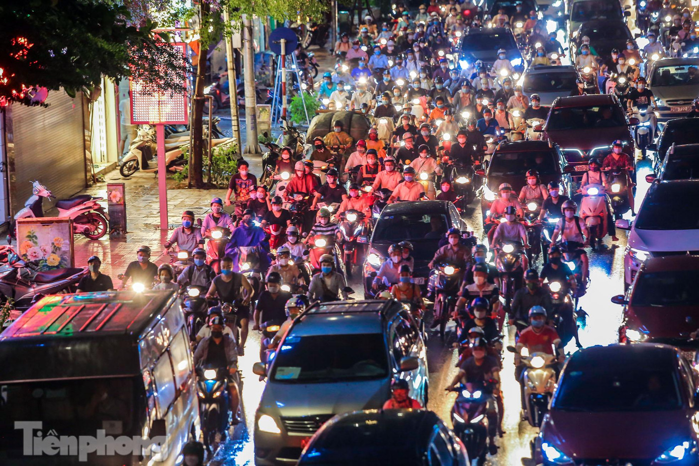 Các phương tiện nhích từng bước một về nhà.