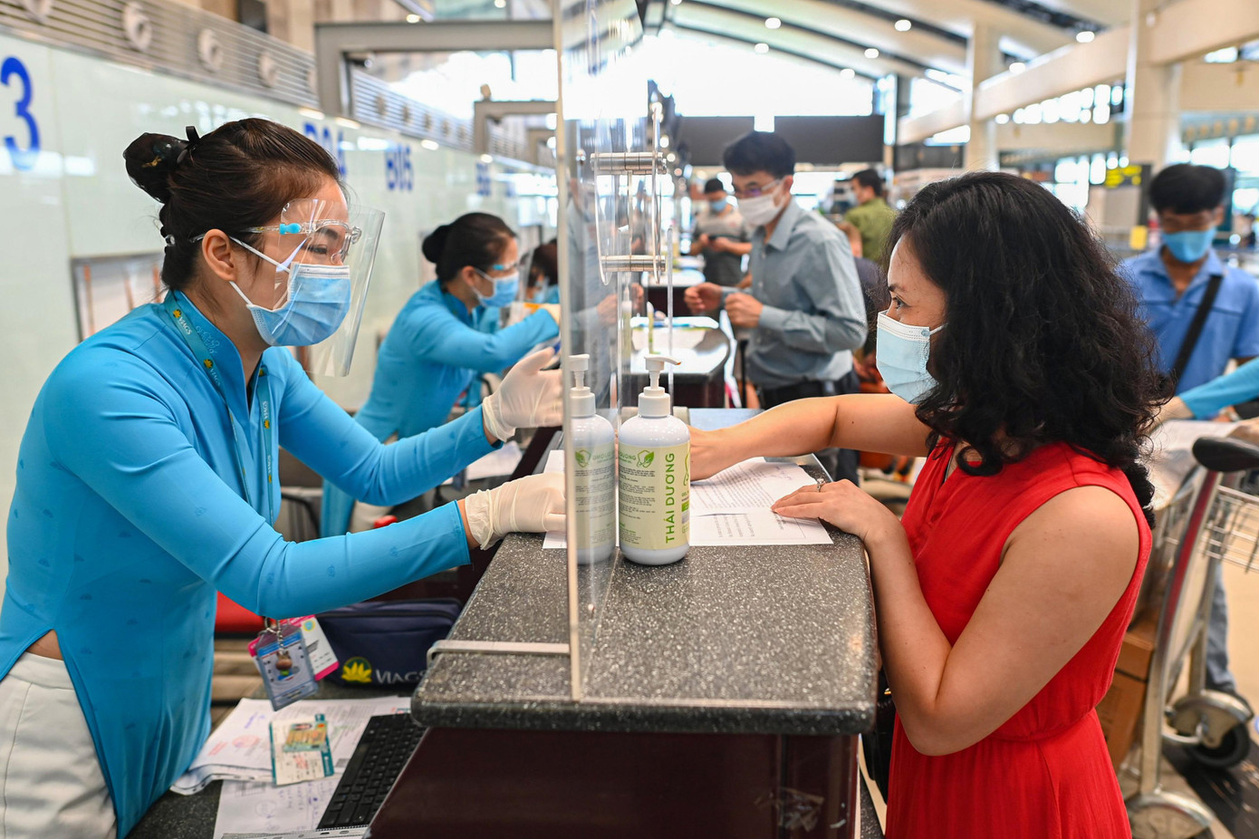 Đối tượng tiếp nhận vận chuyển hành khách có nhu cầu đi lại phục vụ quá trình phục hồi kinh tế theo thứ tự ưu tiên: Hoạt động công vụ, lực lượng phòng chống dịch COVID-19, các chuyên gia, nhà quản lý, doanh nhân và các đối tượng khác. Trong trưa và chiều nay, phóng viên ghi nhận hình ảnh nhiều hành khách làm thủ tục check-in tại quầy trong sảnh đón tiếp nhà ga quốc nội sân bay Nội Bài.