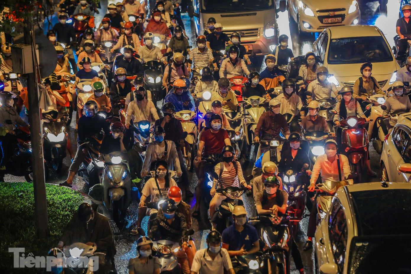 Lượng phương tiện tham gia giao thông rất đông.