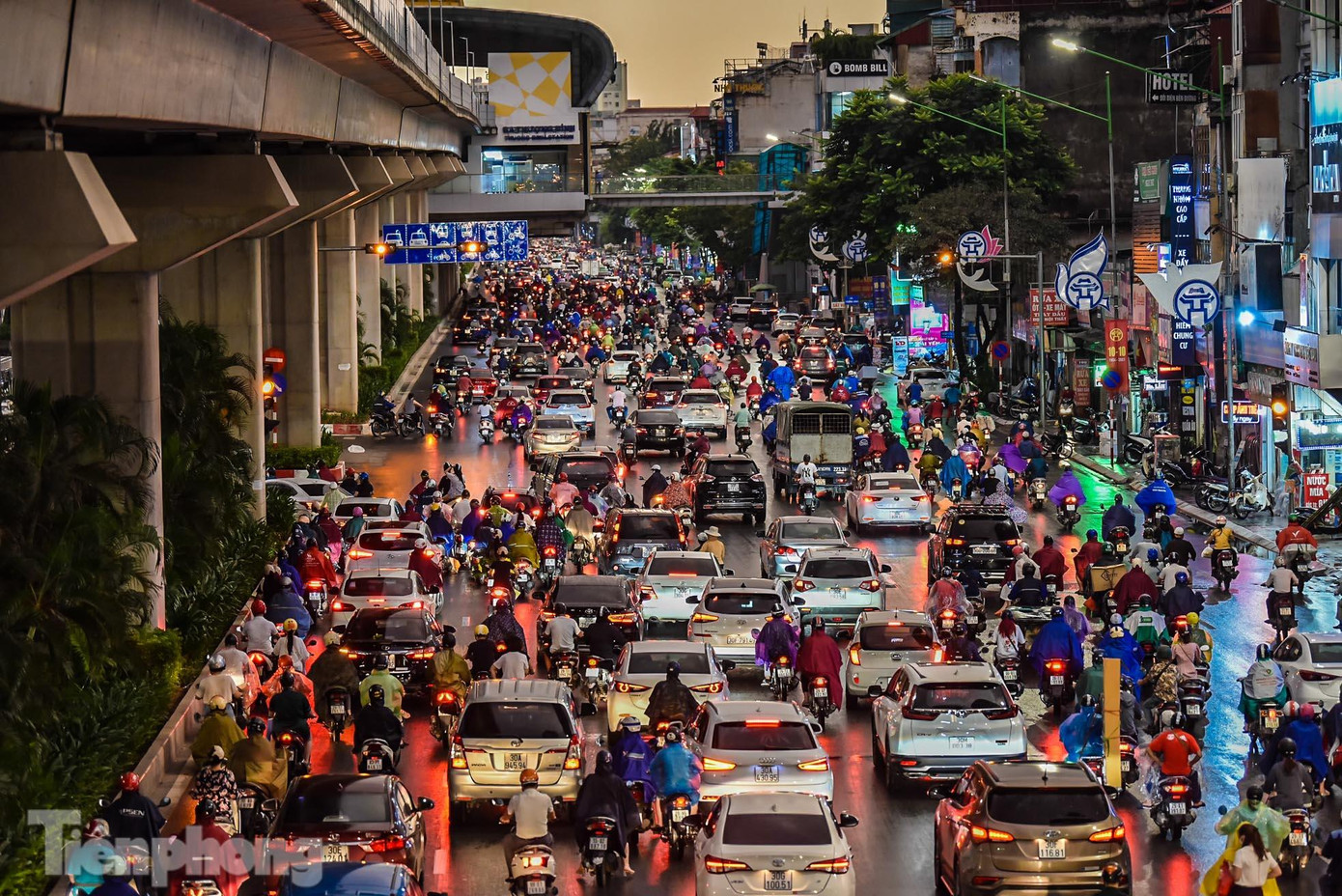 Hình ảnh tương tự trên tuyến đường Nguyễn Trãi, một trong những điểm nóng giao thông.