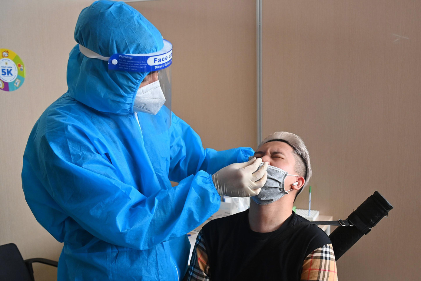 Một hành khách thực hiện việc xét nghiệm SARS-CoV-2 tại sân bay Nội Bài chiều nay. Trong quá trình di chuyển từ cảng hàng không về nơi cư trú, lưu trú, hành khách cần thực hiện 5K, sử dụng ứng dụng PC-COVID, hạn chế dừng và không tiếp xúc nơi đông người.