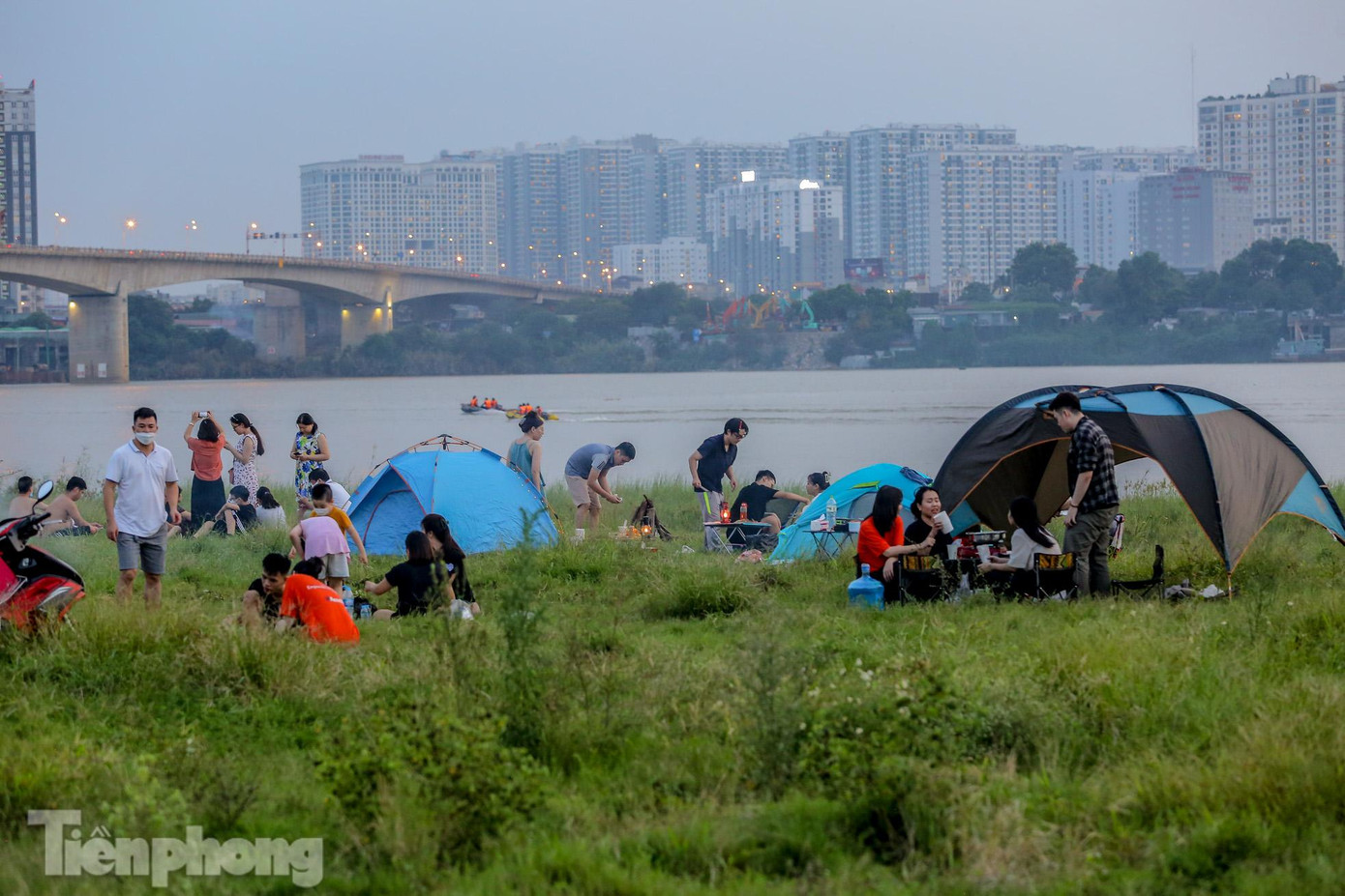 Trước đó, khi UBND TP Hà Nội nới lỏng giãn cách, cho phép người dân ra đường nhưng không tập trung quá 10 người, nhiều người đã chọn bãi giữa chân cầu Vĩnh Tuy (phường Long Biên, quận Long Biên, Hà Nội) làm nơi cắm trại, vui chơi, ăn uống, thả diều... Ghi nhận của PV trong hai ngày cuối tuần, tại đây thu hút rất đông người dân, đặc biệt khi chiều muộn.