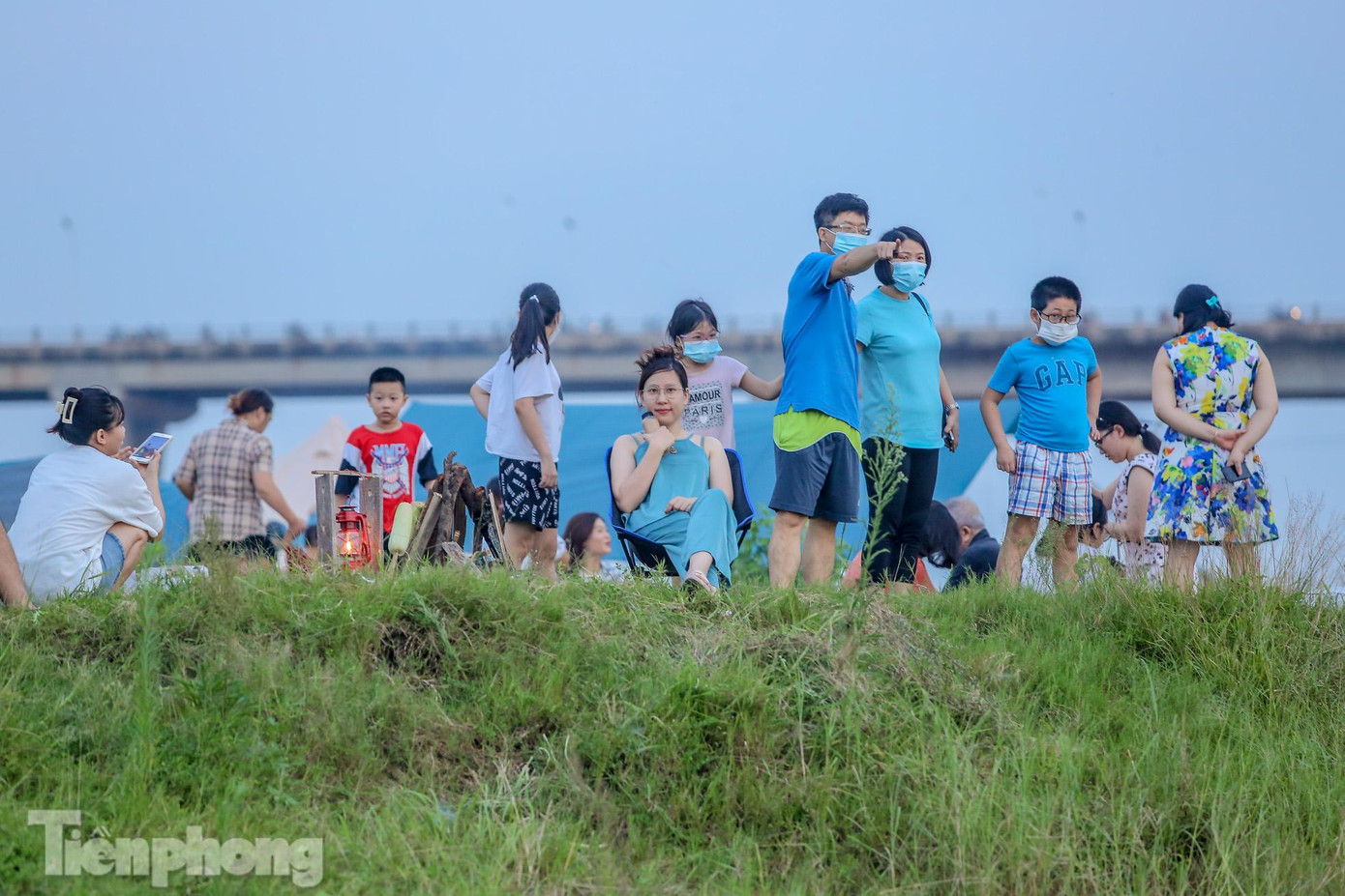 Nhiều khu vực tập trung đông, thậm chí nhiều người còn không đeo khẩu trang, giữ khoảng cách 2m theo quy định 5K.
