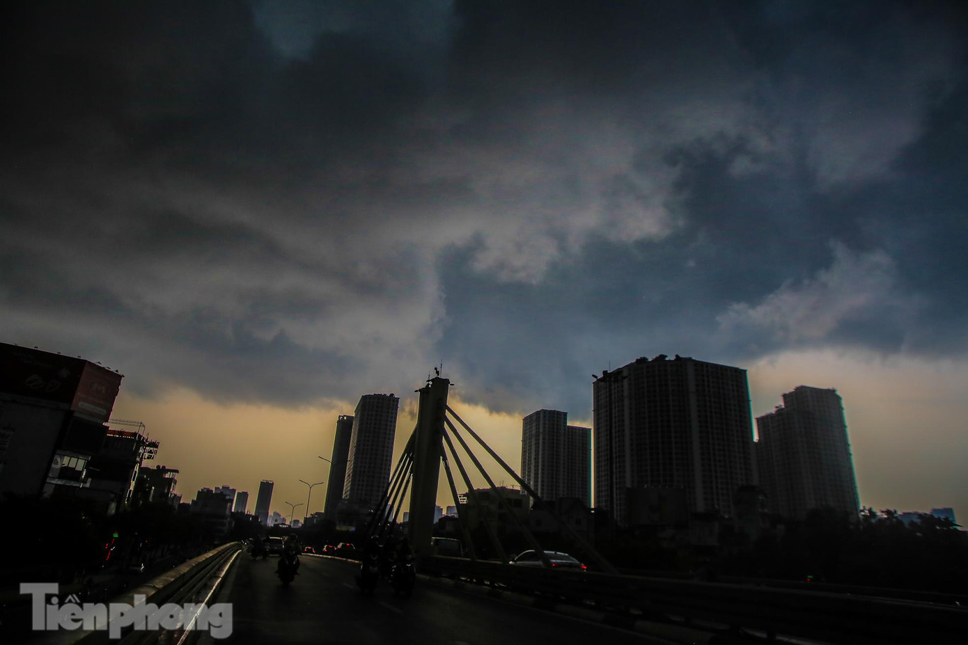 Ghi nhận của PV, khoảng 17h ngày hôm nay (10/4), trời Hà Nội bất ngờ mù mịt, mây đen bao trùm khắp các con phố.