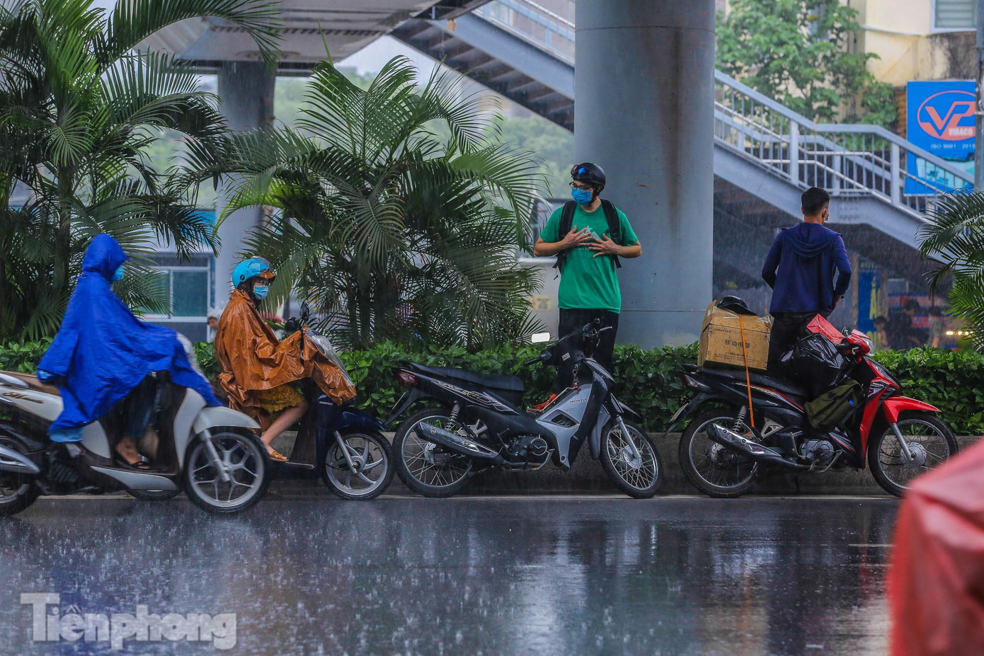 Nhiều người chọn cách trú mưa dưới gầm cầu, vỉa hè.