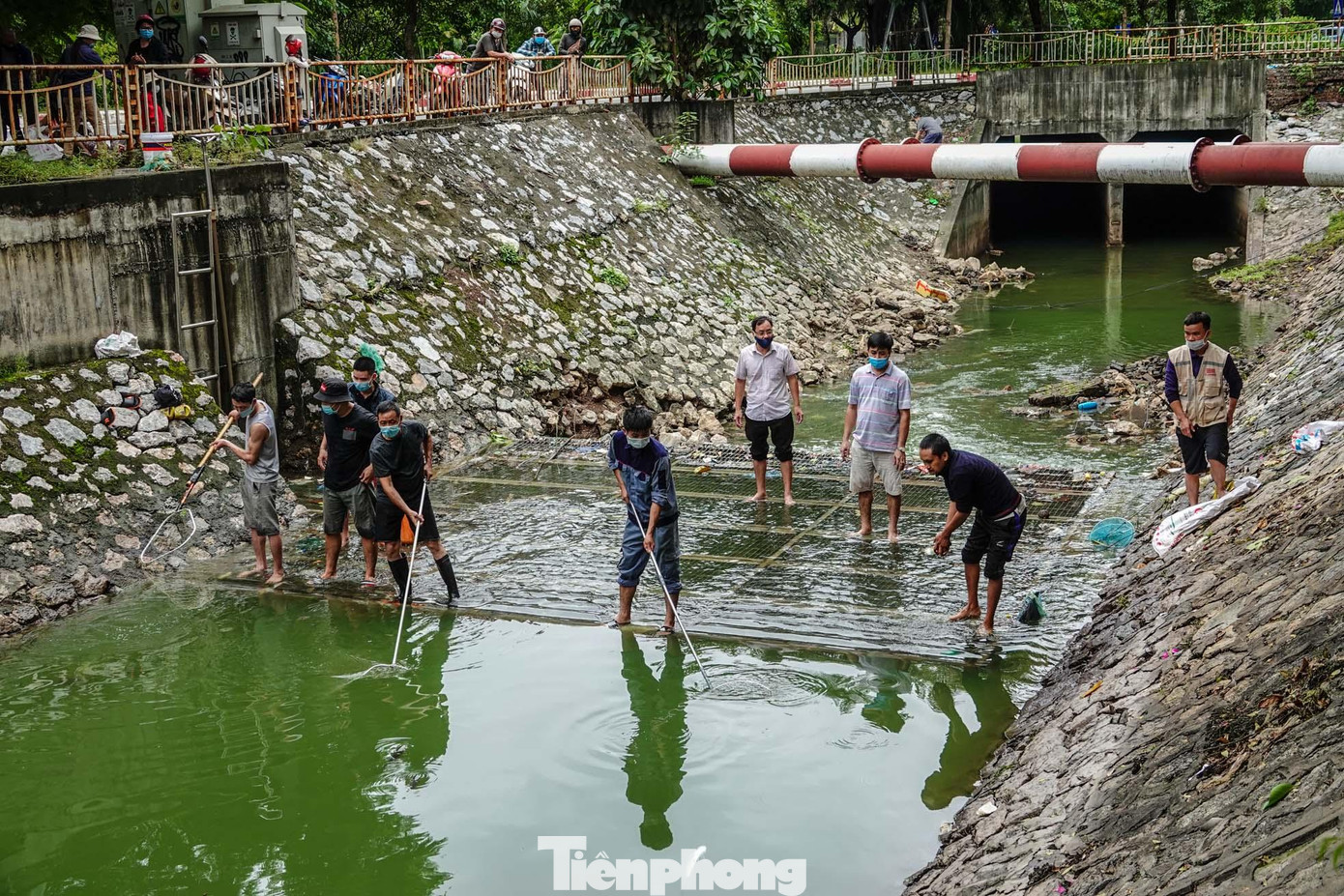 Rất nhiều người có mặt tại phía đầu nguồn sông Tô Lịch để bắt cá. Rất nhiều người có mặt tại phía đầu nguồn sông Tô Lịch để bắt cá.