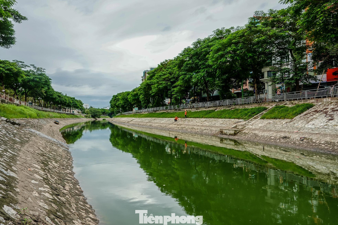 Con sông như khoác "màu áo mới", khác hẳn màu nước đen đục thường thấy. Con sông như khoác "màu áo mới", khác hẳn màu nước đen đục thường thấy.
