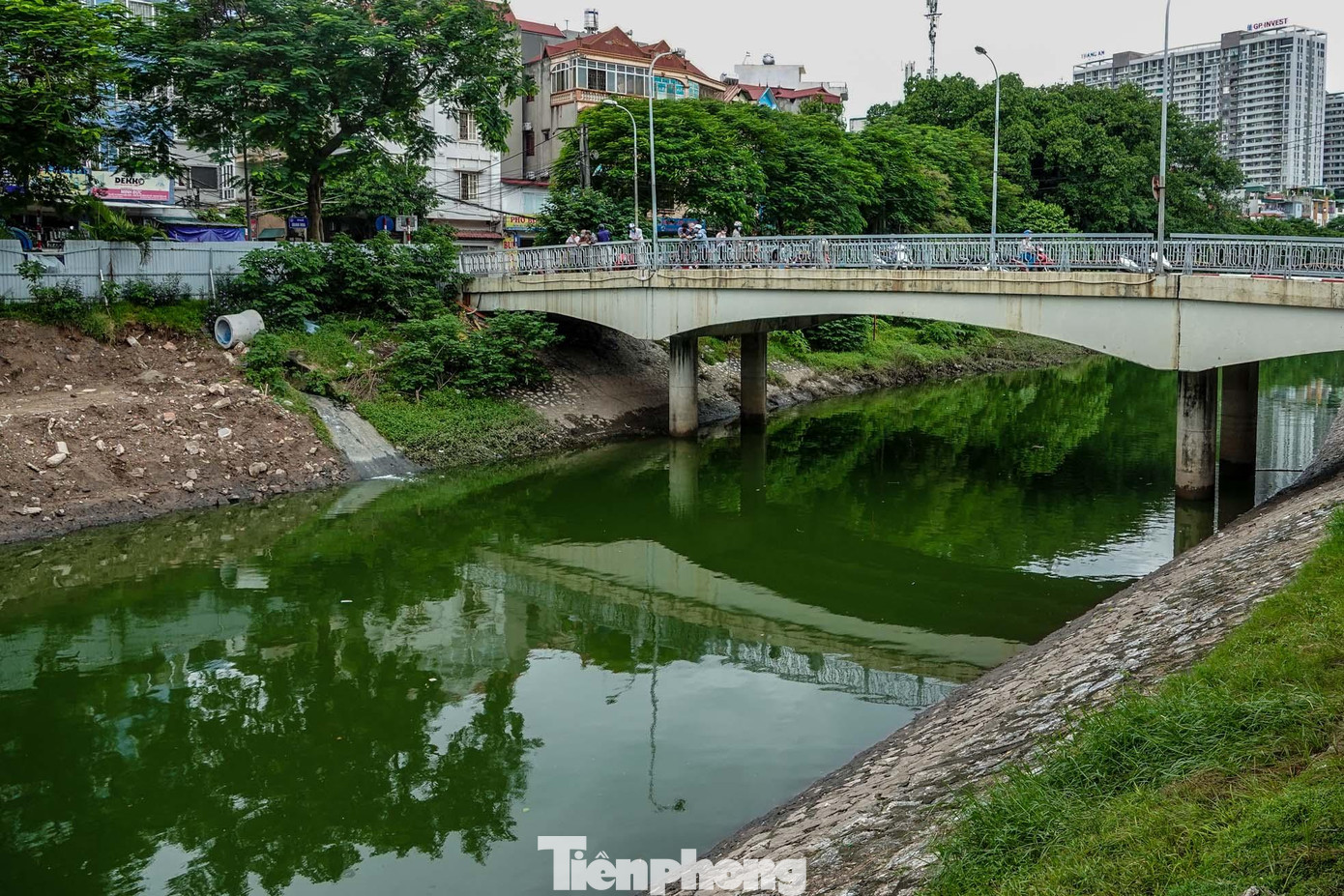 Ghi nhận mực nước sông Tô Lịch đoạn qua đầu đường Hoàng Quốc Việt đo được trong sáng nay là 3,5 mét. Ghi nhận mực nước sông Tô Lịch đoạn qua đầu đường Hoàng Quốc Việt đo được trong sáng nay là 3,5 mét.