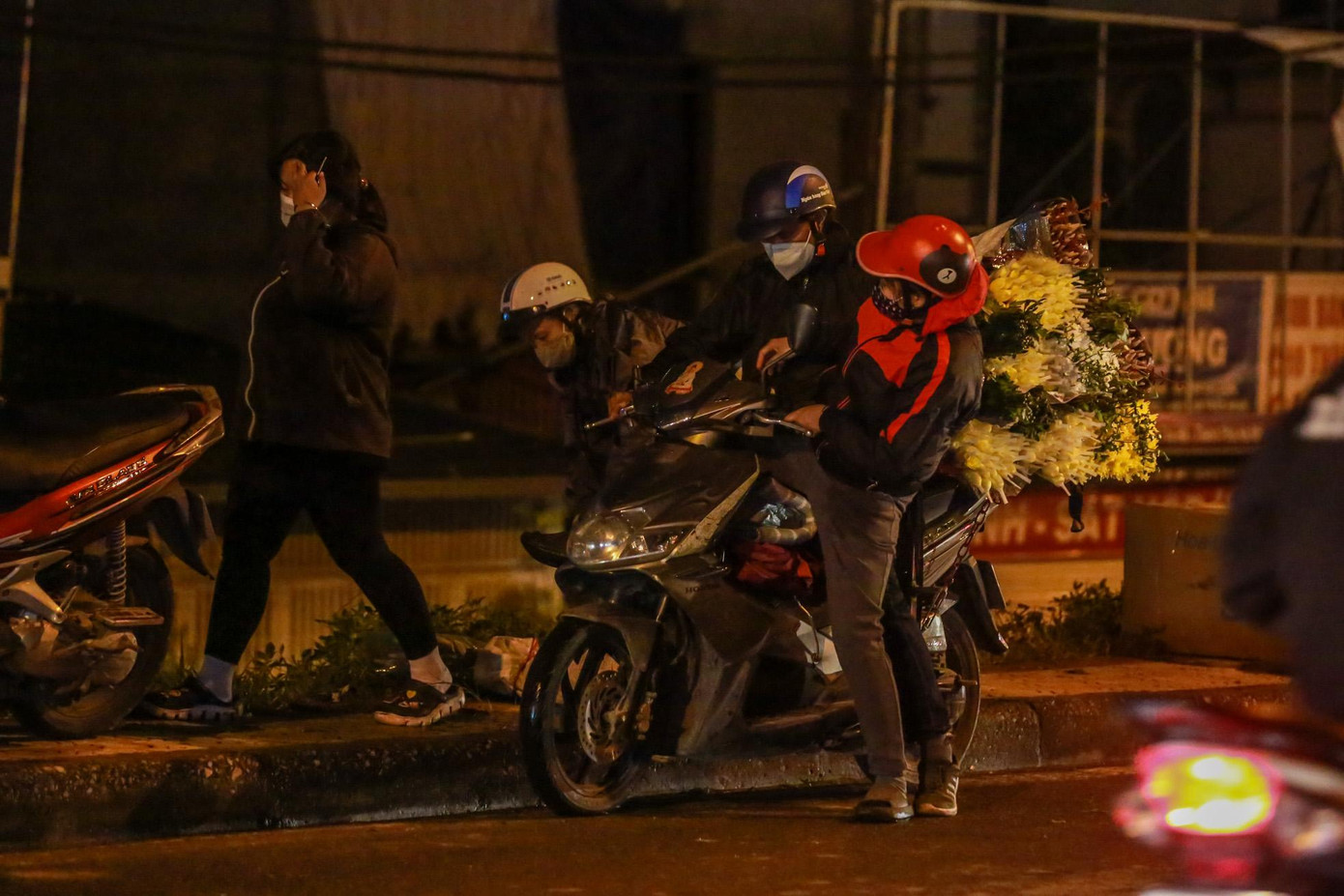 Rất đông tiểu thương đổ về chợ hoa lớn nhất Hà Nội để lấy hoa về bán trong ngày 20/10.