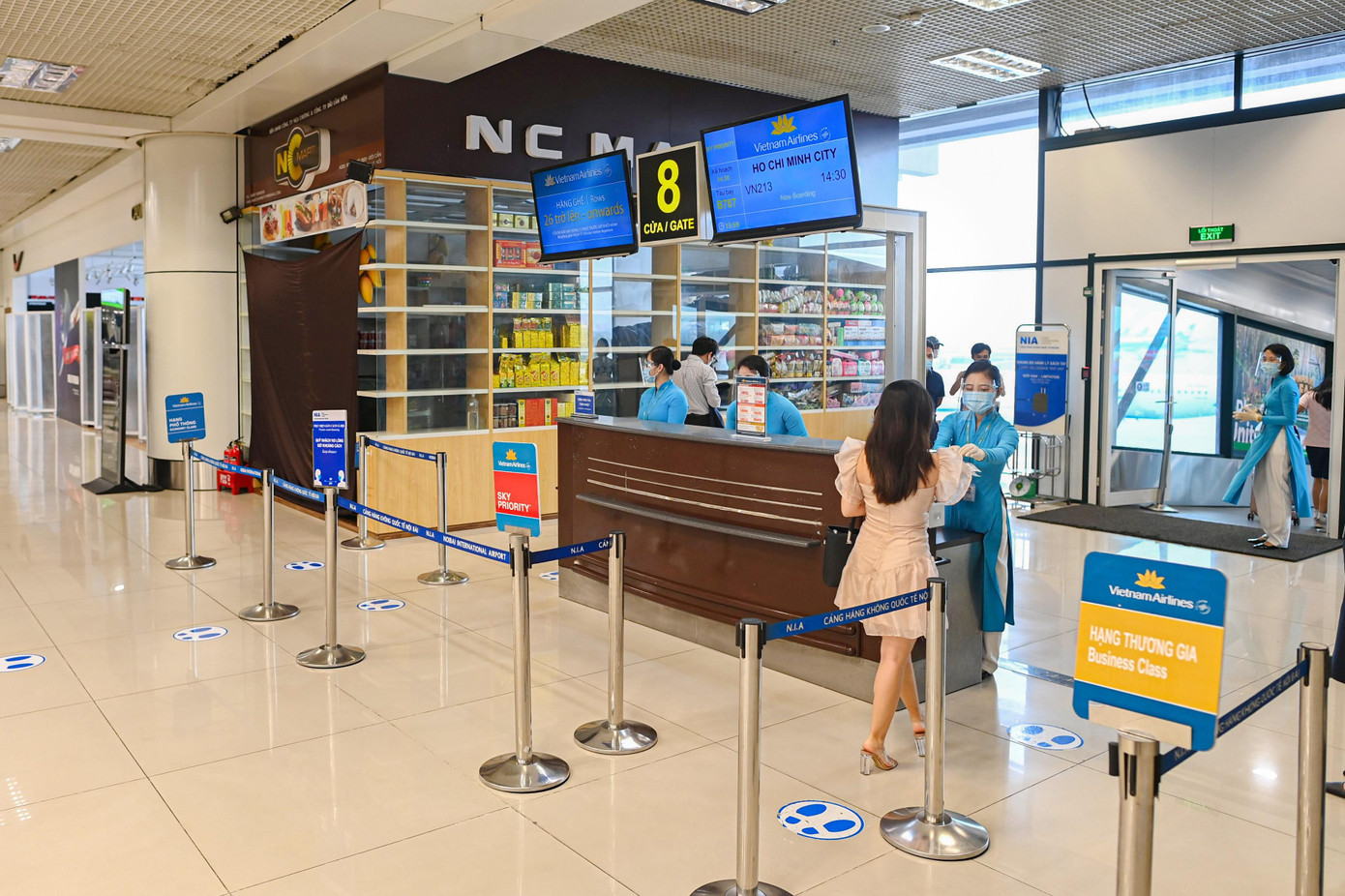 Cảnh tượng vắng vẻ tại khu vực lối ra tàu bay do các chuyến bay nội địa chưa được khai thác nhiều.