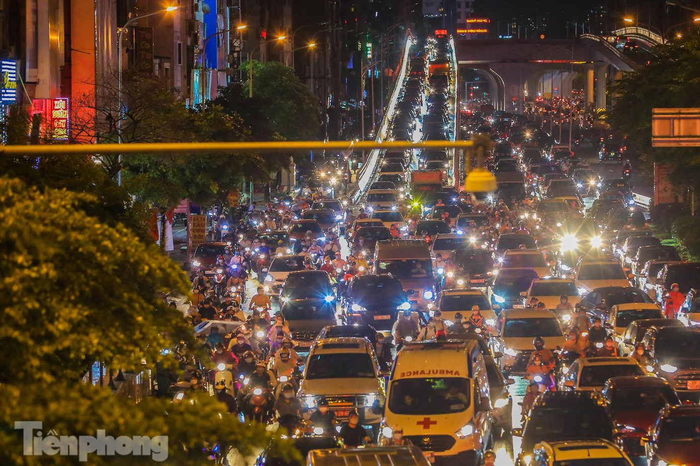 Lối xuống từ đường trên cao tắc cứng.